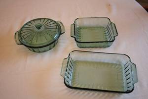 lot 393 image: Set of 3 Vintage Anchor Hocking Ovenware Baking Dishes