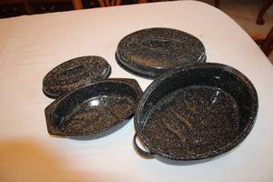 lot 399 image: Set of 3 Enamelware Roasting Pans with Lids