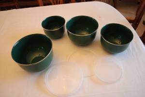lot 400 image: Set of 4 Green Mixing Bowls with Lids