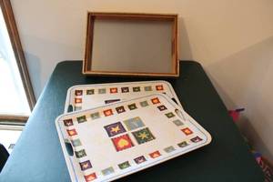 lot 415 image: Set of 3 Decorative Serving Trays Including Wicker and Festive Designs