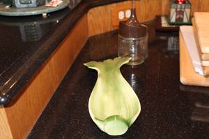 lot 424 image: Vintage Celery Leaf Ceramic Serving Dish with Glass Grinder
