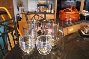 lot 427 image: Set of 4 Clear Glass Mugs and 2 Double-Walled Glass Cups