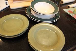 lot 434 image: Set of TableTops Gallery Avellino Handcrafted Dishware