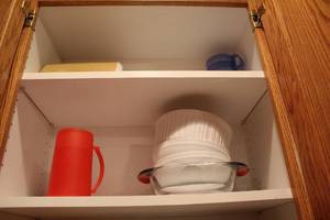 lot 472 image: Pyrex Glass Bakeware with Set of 3 Red Lid Containers