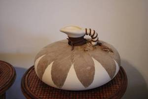 lot 476 image: Handcrafted Ceramic Feathered Artisan Vessel