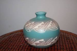 lot 480 image: Handcrafted Native American Pottery Vase by Julia Blackhorse