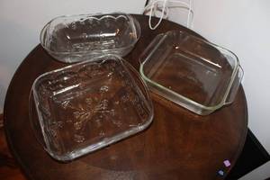lot 489 image: Set of 3 Clear Glass Baking Dishes with Decorative Patterns