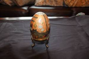 lot 514 image: Vintage Handcrafted Brass Egg Trinket Box with Stand