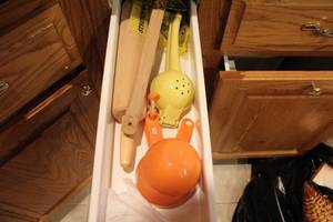 lot 527 image: Collection of Kitchen Utensils Including Rolling Pin, Juicer, and Measuring Cups