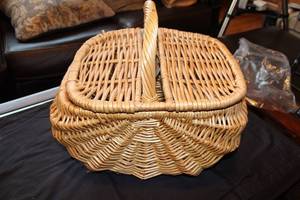 lot 531 image: Wicker Picnic Basket with Assorted Decorative Items