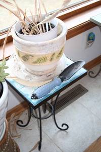 lot 536 image: Decorative Plant Pot with Stand and Garden Trowel