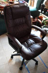 lot 551 image: Brown Leather Executive Office Chair with Wheels