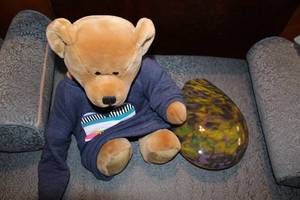 lot 569 image: Harrods 2001 Teddy Bear with Handmade Glass Vase