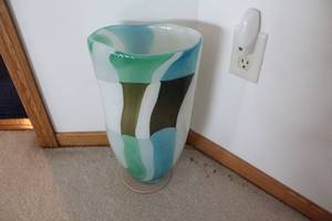 lot 586 image: Large Multicolor Glass Art Vase