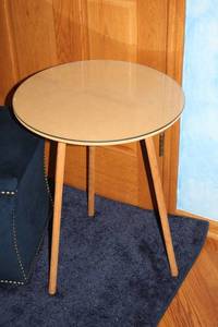 lot 591 image: Mid-Century Modern Round Side Table with Glass Top