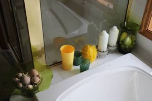 lot 607 image: Decorative Bathroom Set with Glassware and Candles