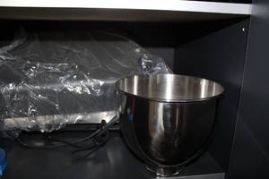 lot 629 image: DeLonghi Grill and Stainless Steel Mixing Bowl Set