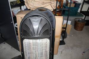 lot 653 image: Set of 4 Meco Folding Chairs with Padded Seats