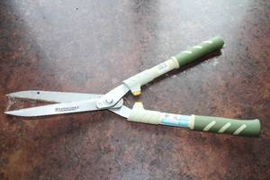 lot 655 image: Yardworks Hedge Shears with Green Handles