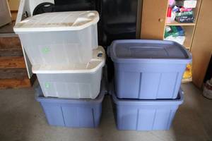 lot 658 image: Set of Large and Medium Storage Totes with Holiday Decor