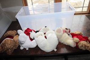 lot 668 image: Collection of 6 Plush Holiday Bears