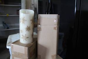 lot 671 image: Ceramic Snowflake Designed Candle in Packaging