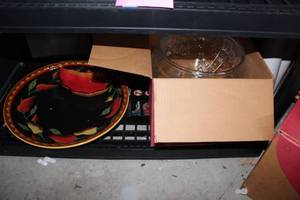 lot 678 image: Chili Pepper Design Serving Platter and Indiana Glass Celebration Punch Bowl Set