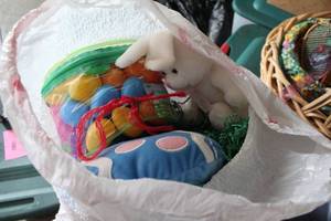 lot 679 image: Easter Gift Set with Plush Bunny, Plastic Eggs, and Soft Toy