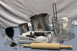lot 20 image: Extensive Kitchenware Collection Featuring Pyrex Measuring Cups and Stainless Steel Pot