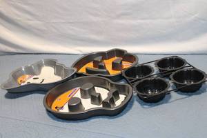 lot 21 image: Set of 4 Halloween Cake Pans - Ghost, Pumpkin, Skull, and Cupcake Mold