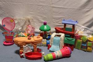 lot 83 image: Bundle of Assorted Kids Toys Including Playsets and Blocks