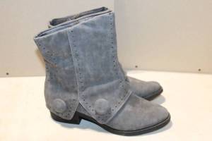 lot 136 image: Pair of Gray Ankle Boots with Button Detailing