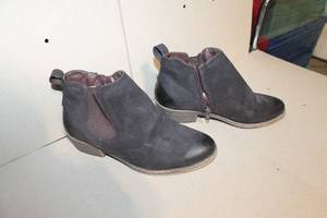 lot 148 image: Pair of Womens Black Leather Ankle Boots Size 6.5