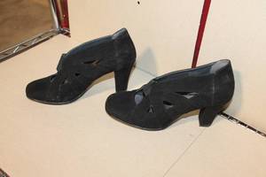 lot 150 image: Aerosoles Black Suede Heeled Shoes Size US 11  EU 43