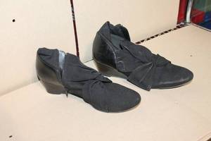 lot 151 image: Pair of Black Wedge Heel Womens Shoes with Bow Detailing