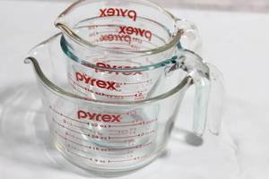 lot 255 image: Set of 3 Pyrex Glass Measuring Cups