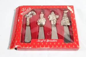lot 256 image: Set of 4 Wallace Silversmiths Holiday Spreader Knives