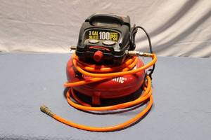 lot 264 image: Used 3 Gallon Oilless Air Compressor with 100 PSI Max and Accessories