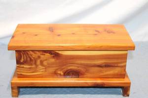 lot 316 image: Handcrafted Cedar Wood Keepsake Box with Hinged Lid