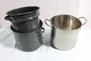 lot 326 image: Vintage Black Graniteware Cooker Pot Set with Strainer