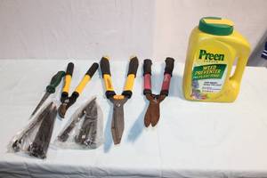 lot 333 image: Garden Tool Set with Preen Weed Preventer and Plant Food