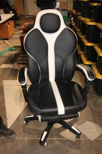 lot 339 image: Black and White Executive Office Chair with Swivel and Adjustable Arms