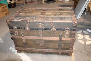 lot 348 image: Antique Steamer Trunk with Interior Tray and Metal Hardware