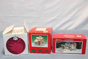 lot 361 image: Set of 3 Holiday Collectibles with Christmas Carriage and Cottage