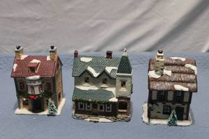 lot 369 image: Set of 3 Winter Holiday Ceramic Village Houses