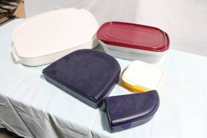 lot 374 image: Assorted Plastic Food Storage Containers with Lids