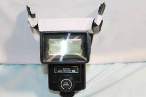 lot 383 image: Vivitar 285 Zoom Thyristor Flash with Micnova Diffuser