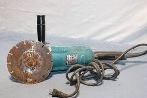 lot 395 image: Used Makita Angle Grinder with Rusty Blade