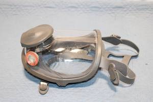 lot 408 image: 3M Full Face Respirator Mask