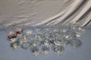 lot 439 image: Set of 16 Assorted Wine and Cocktail Glasses